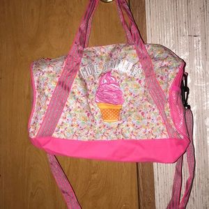 ✨Girls carrying bag✨